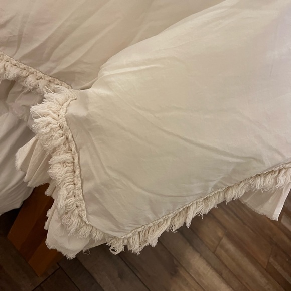 Anthropology, king ruffle duvet with 3 uti shams - Picture 4 of 13